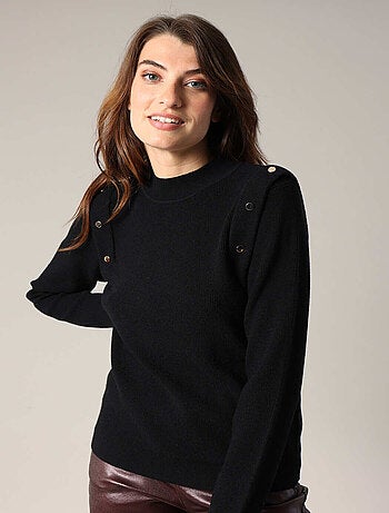Pull col montant avec détails de boutons fantaisie 'Deeluxe'