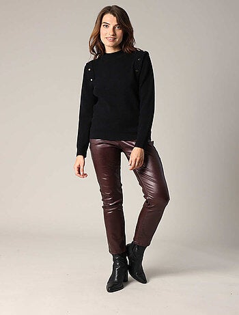 Pull col montant avec détails de boutons fantaisie 'Deeluxe'