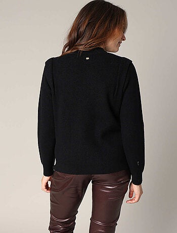 Pull col montant avec détails de boutons fantaisie 'Deeluxe'