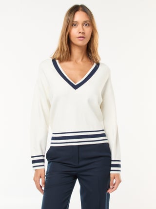 Pull col V avec bandes contrastées