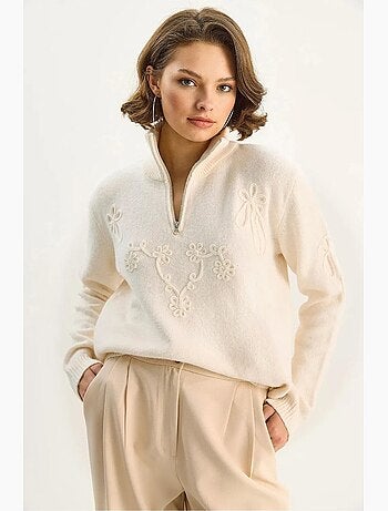 Pull coupe décontractée, col zippé et broderie lucci