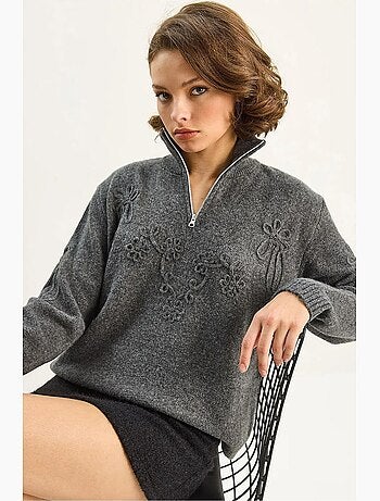 Pull coupe décontractée, col zippé et broderie lucci