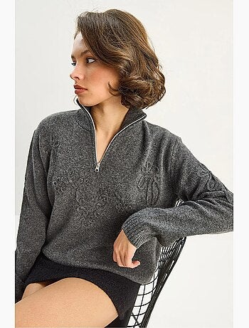 Pull coupe décontractée, col zippé et broderie lucci