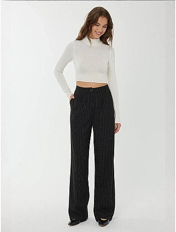 Pull court en tricot à demi-col roulé et coupe ajustée