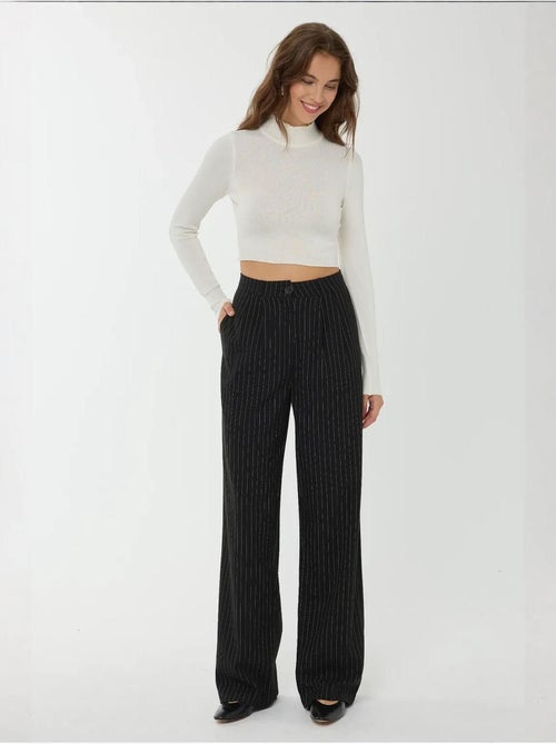 Pull court en tricot à demi-col roulé et coupe ajustée - Kiabi