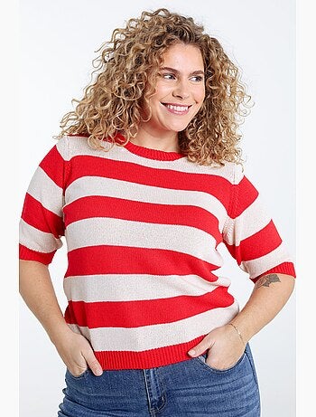 Pull court rayé rouge, manches 3/4, col rond, longueur 66 cm en taille 48.