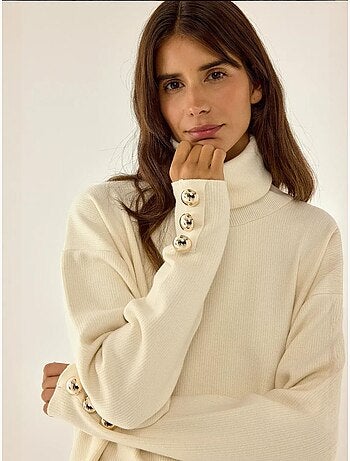 Pull crème épais avec détails de boutons dorés