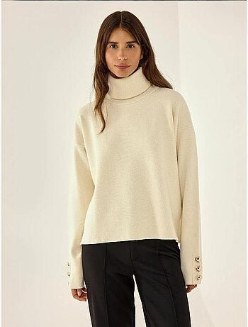 Pull crème épais avec détails de boutons dorés
