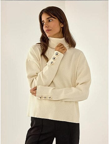 Pull crème épais avec détails de boutons dorés