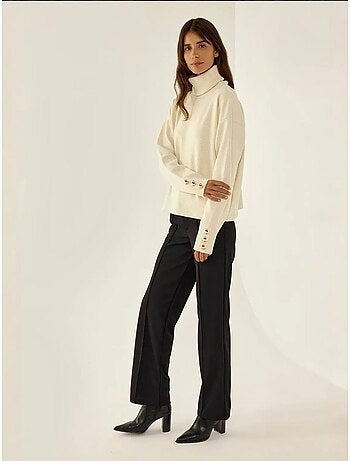 Pull crème épais avec détails de boutons dorés