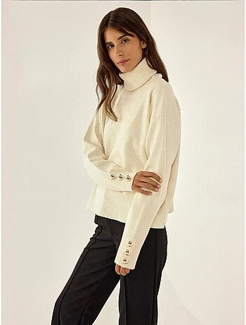Pull crème épais avec détails de boutons dorés