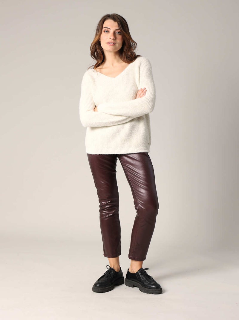 Pull doux à col en V en maille duveteuse 'Deeluxe' Ecru - Kiabi