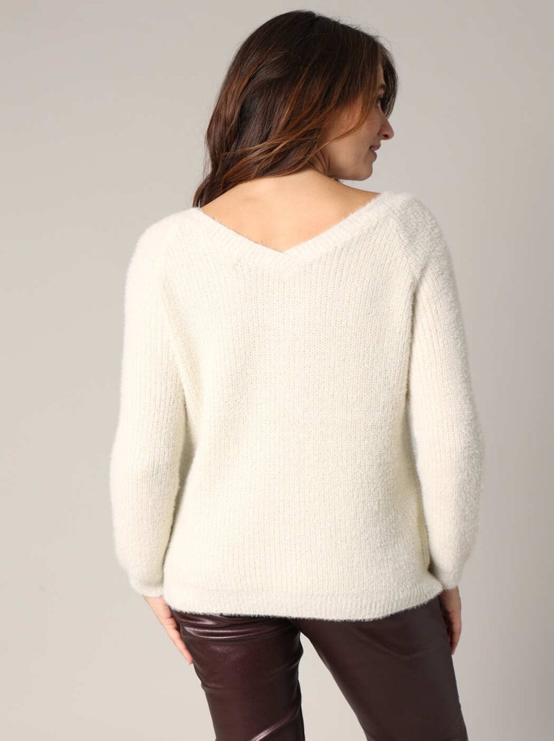 Pull doux à col en V en maille duveteuse 'Deeluxe' Ecru - Kiabi