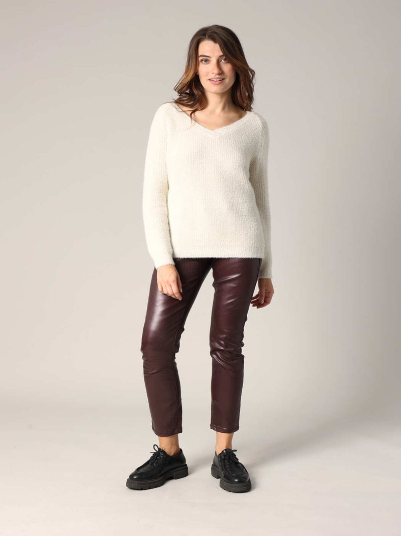 Pull doux à col V en maille duveteuse  'Deeluxe' Ecru - Kiabi