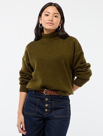 Pull doux avec fente bijou au dos