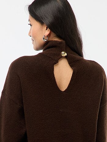 Pull doux avec fente bijou au dos