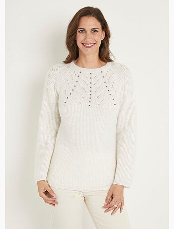 Pull doux maille poilue col rond perlé ajouré