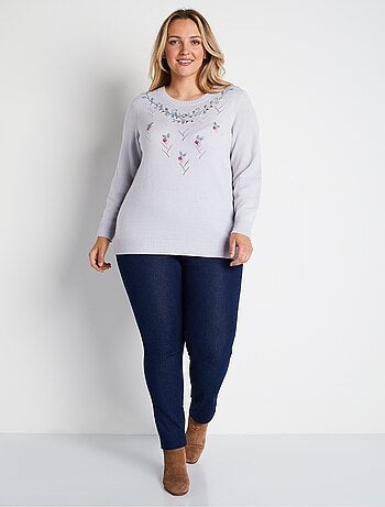 Pull doux uni brodé ajouré col rond