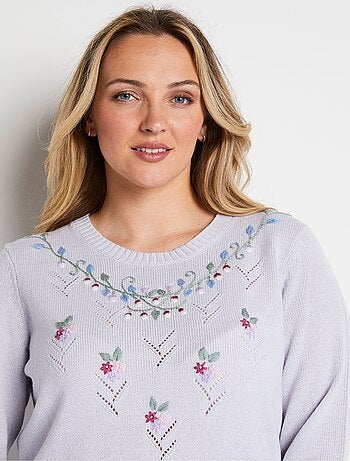 Pull doux uni brodé ajouré col rond