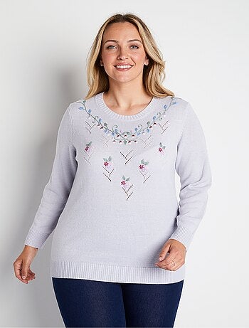 Pull doux uni brodé ajouré col rond