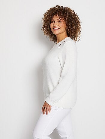 Pull doux uni brodé col rond manches longues