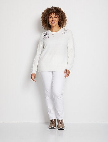 Pull doux uni brodé col rond manches longues