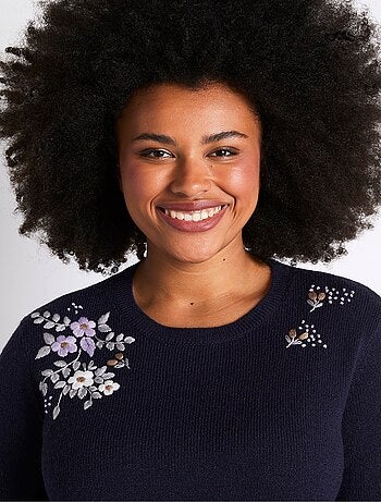 Pull doux uni brodé col rond manches longues