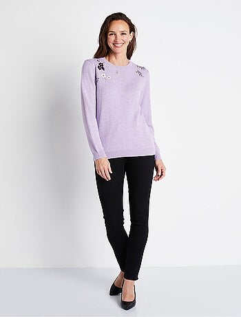 Pull doux uni brodé col rond manches longues