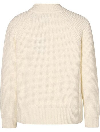 Pull écru en maille gaufrée avec une coupe droite et un col camionneur