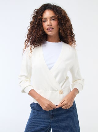 Pull effet gilet cache-coeur avec bouton doré