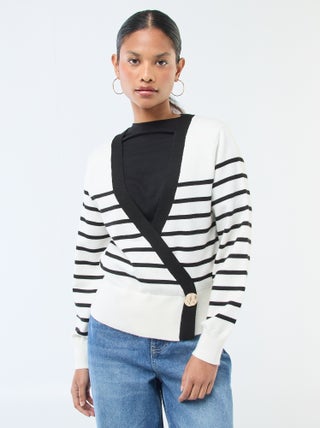 Pull effet gilet cache-coeur avec bouton doré