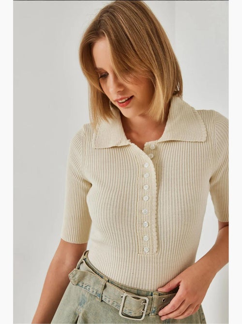 Pull en maille à col large et patte de boutonnage lucci - Kiabi Pull en maille à col large et patte de boutonnage lucci - Kiabi