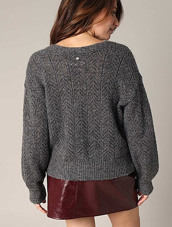 Pull en maille ajourée avec boutons en perles
'Deeluxe'