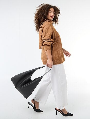 Pull en maille avec écharpe intégrée