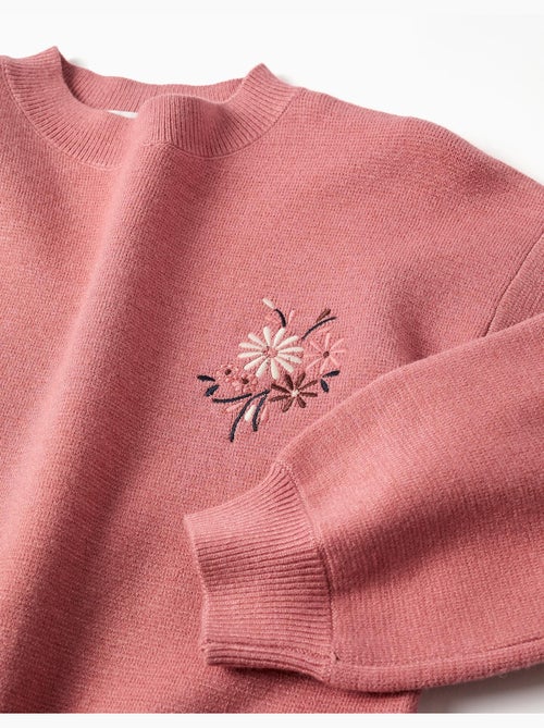 Pull en maille avec fleurs brodées - Kiabi