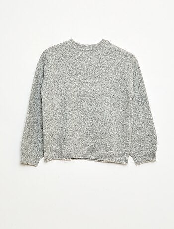 Pull en maille avec nœud en maille torsade devant