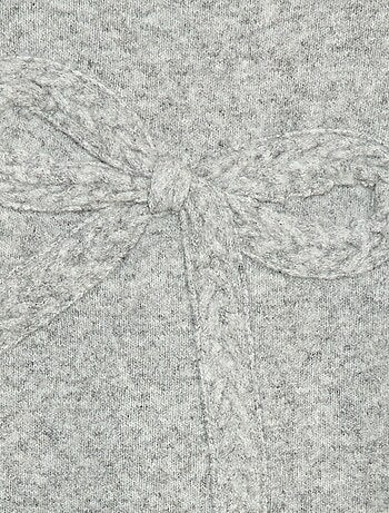 Pull en maille avec nœud en maille torsade devant