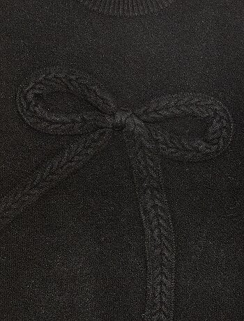 Pull en maille avec nœud en maille torsade devant