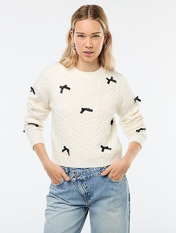 Pull en maille avec nœuds
