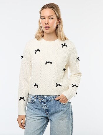 Pull en maille avec nœuds
