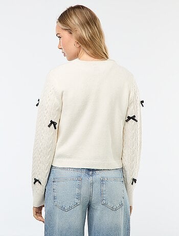 Pull en maille avec nœuds