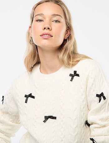 Pull en maille avec nœuds