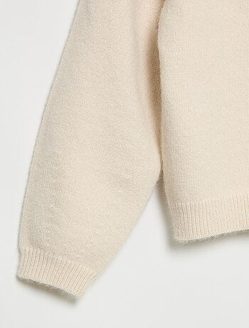 Pull en maille avec ouverture par nœuds