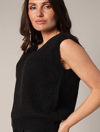 Pull en maille côtelée sans manches.
'Deeluxe'