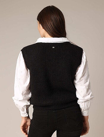 Pull en maille côtelée sans manches.
'Deeluxe'