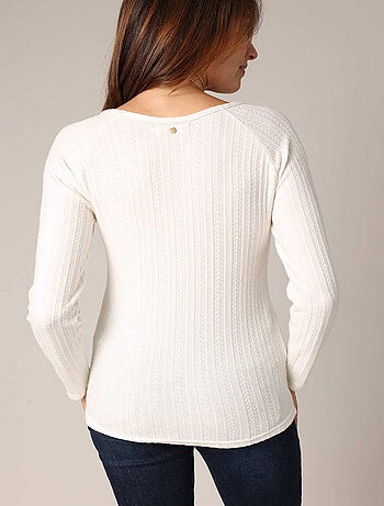 Pull en maille fine côtelée, col en V, manches longues et coupe ajustée
'Deeluxe'