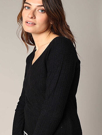 Pull en maille fine côtelée, col en V, manches longues et coupe ajustée
'Deeluxe'