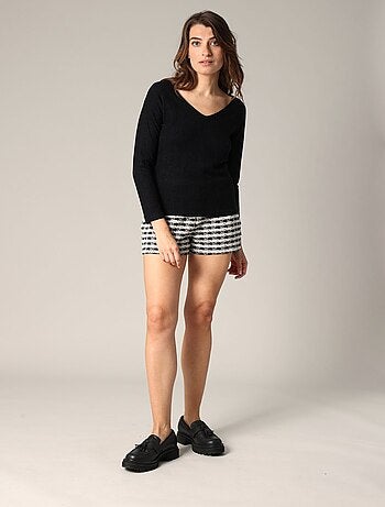 Pull en maille fine côtelée, col en V, manches longues et coupe ajustée
'Deeluxe'