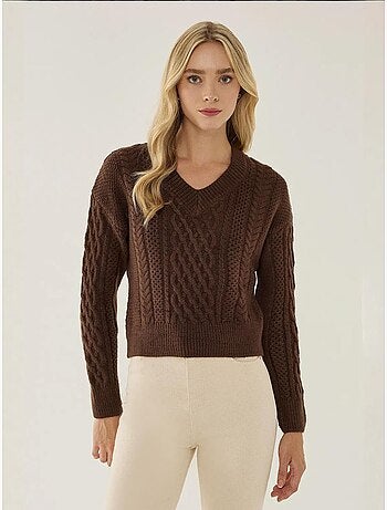 Pull en tricot à tresses et col en V