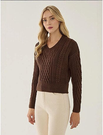 Pull en tricot à tresses et col en V